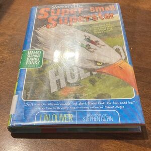 The Secret of the Super-Small Superstar - Lin Oliver (Blue Cover)